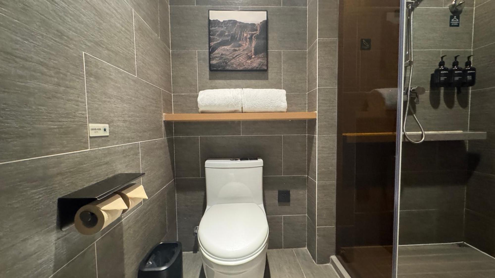 Pudong Caolu Atour 4*