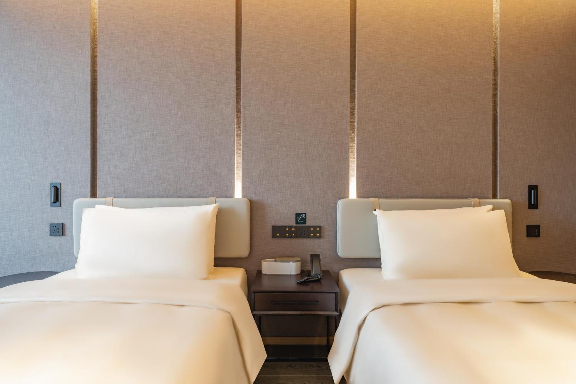 Pudong Caolu Atour 4*