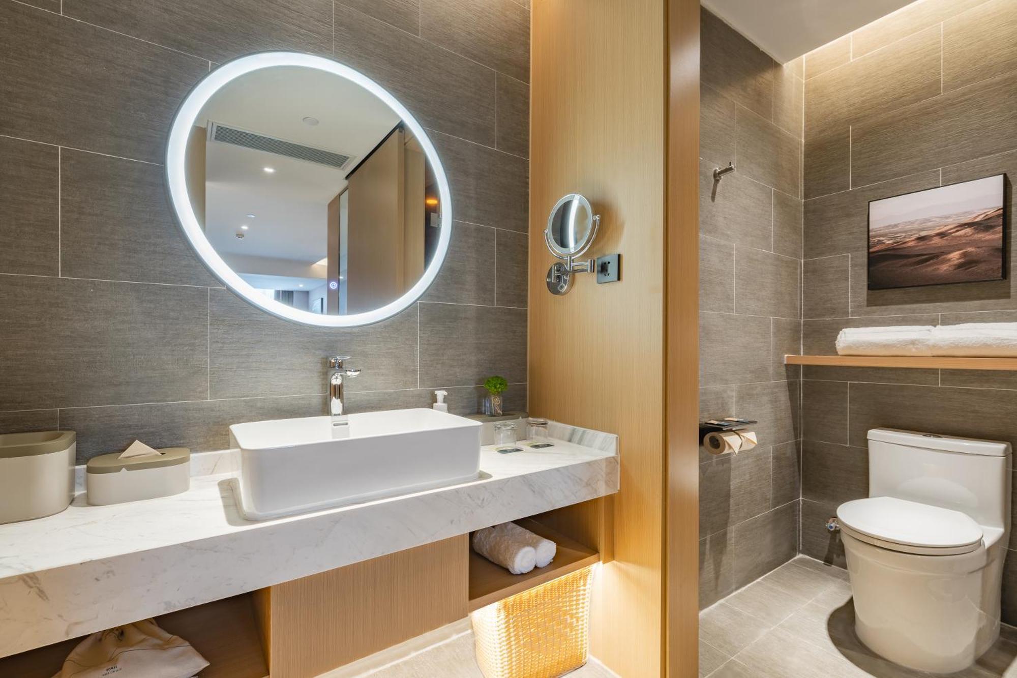 Pudong Caolu Atour 4*