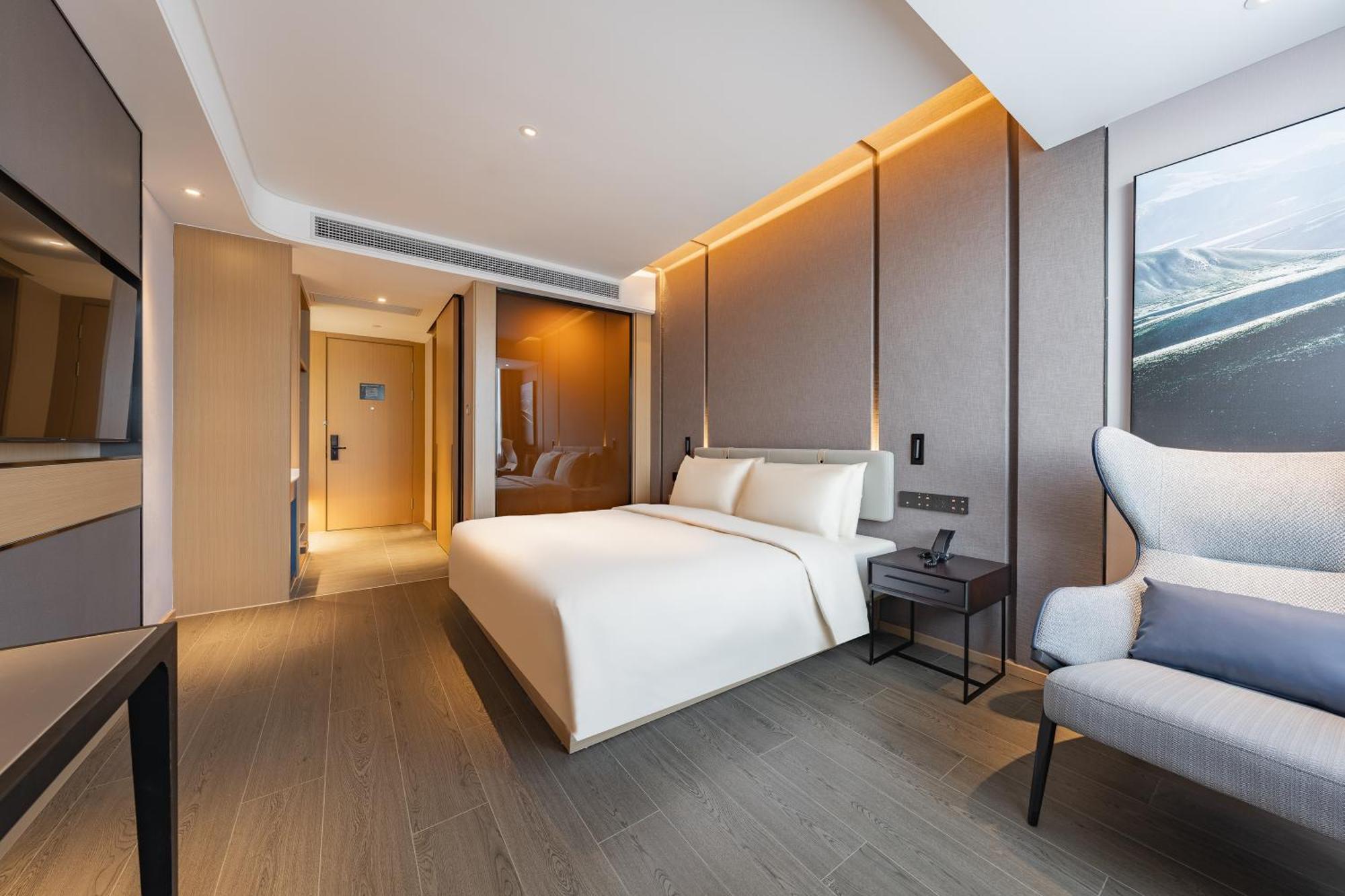 Pudong Caolu Atour Hotel 4*