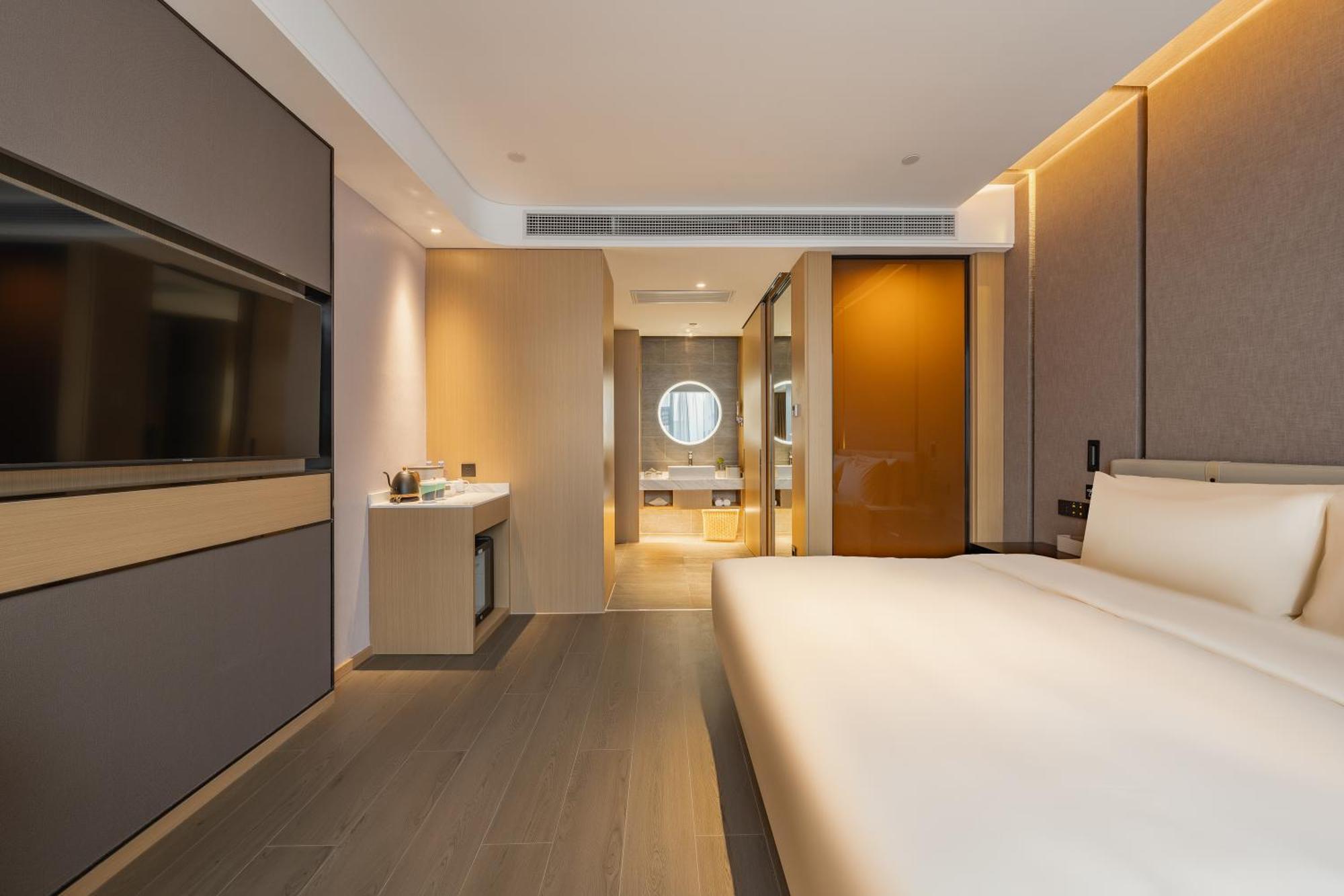 Pudong Caolu Atour Hotel 4*